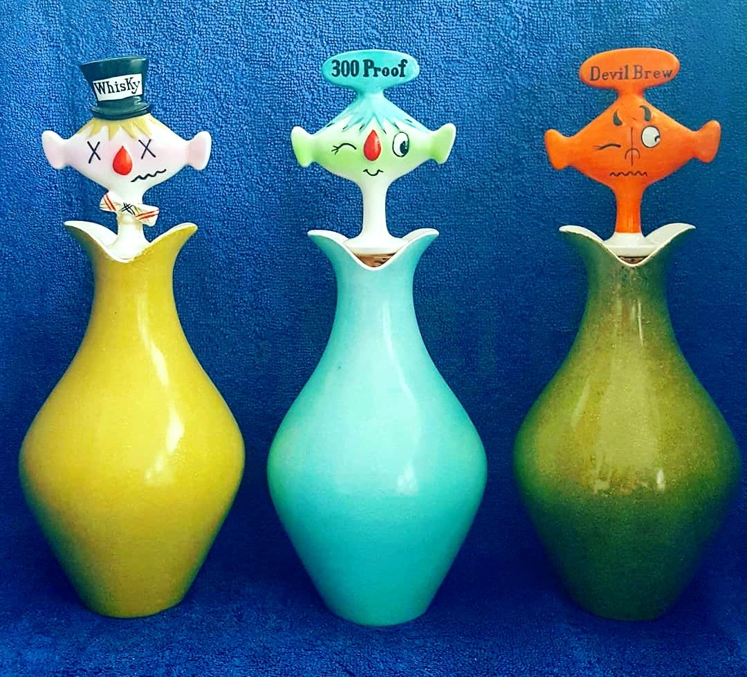 Solid-base liquor decanters