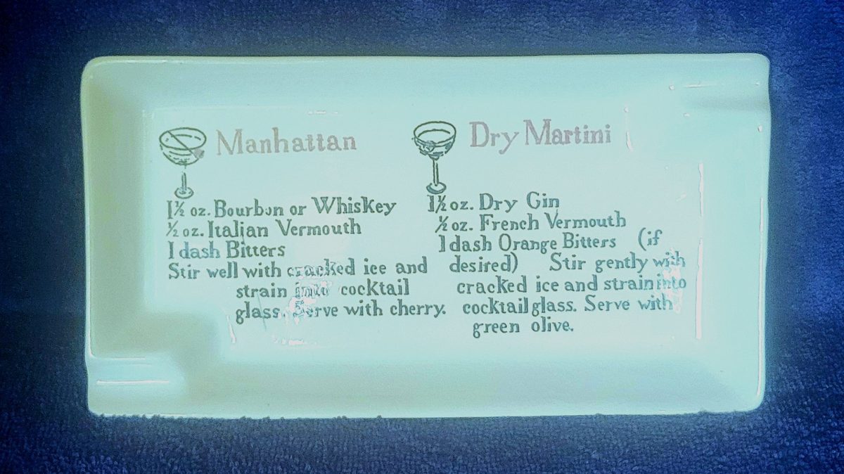 The cocktail recipe tray was available as part of the miniature set and could also be ordered separately.