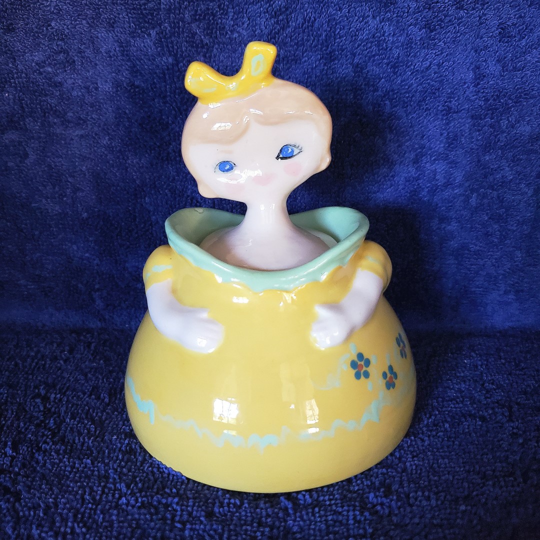 Undocumented Dolly Girl-style jar