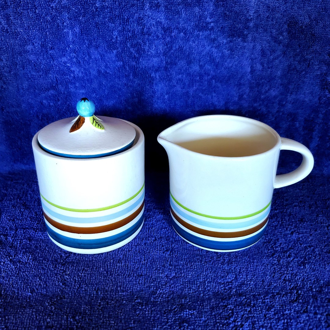 Blueberry cream and sugar set.
