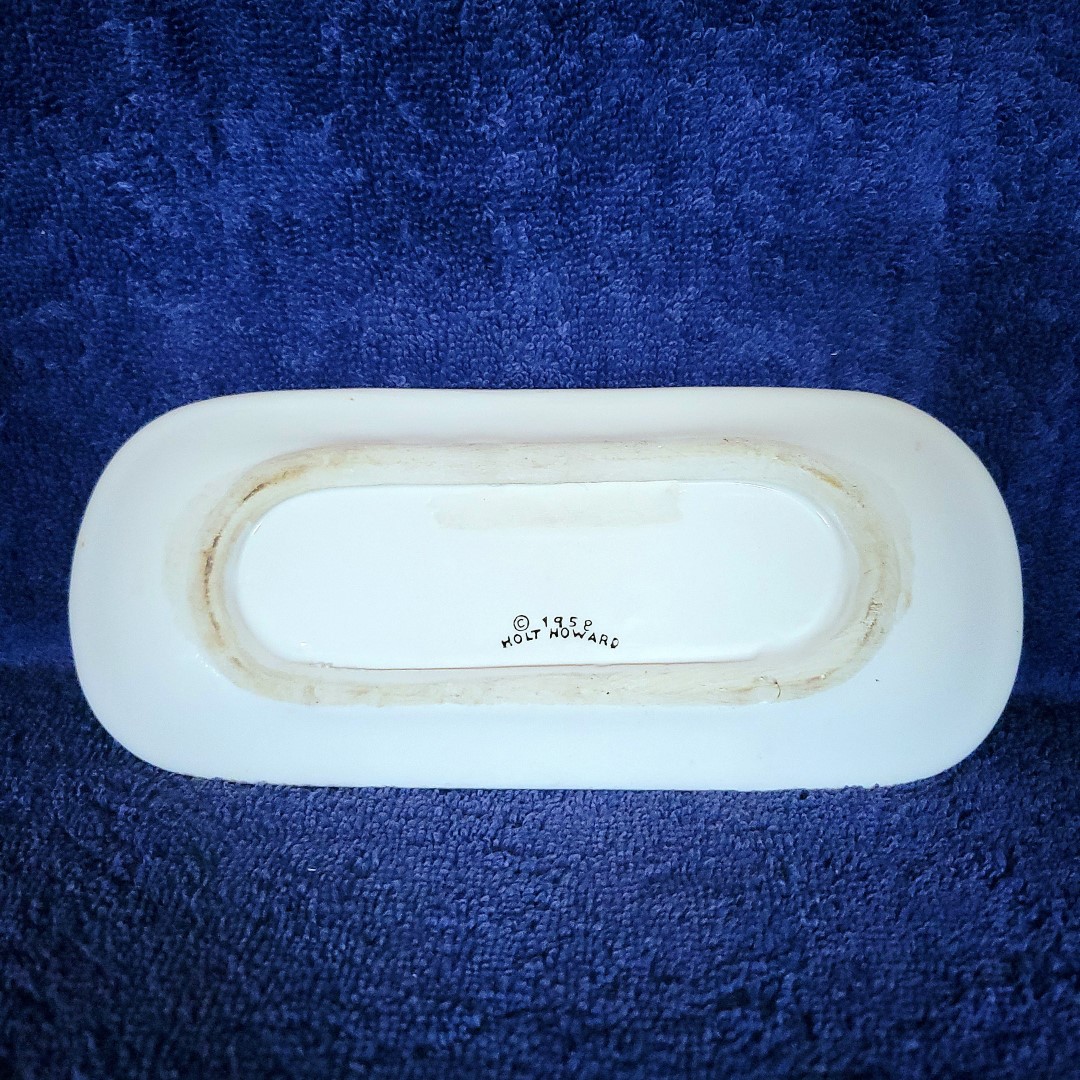 Underside of the butter dish underplate
