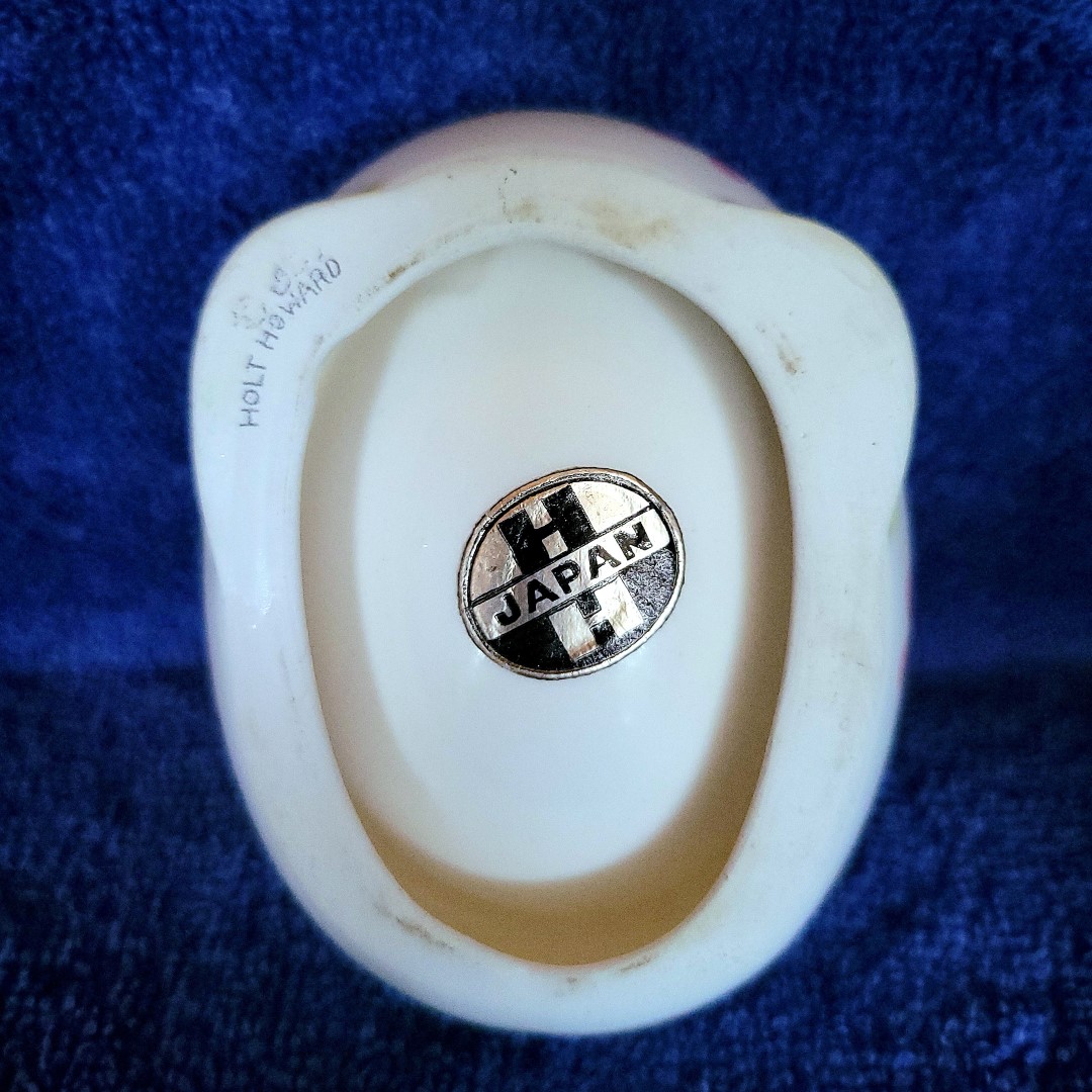 Underside of one thermal egg cup
