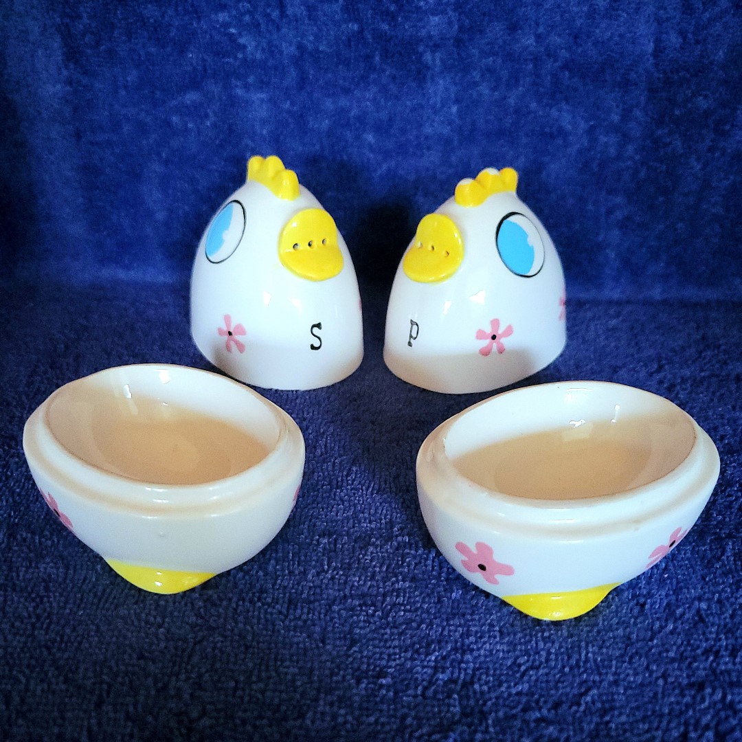 Thermal egg cups and shaker tops separated