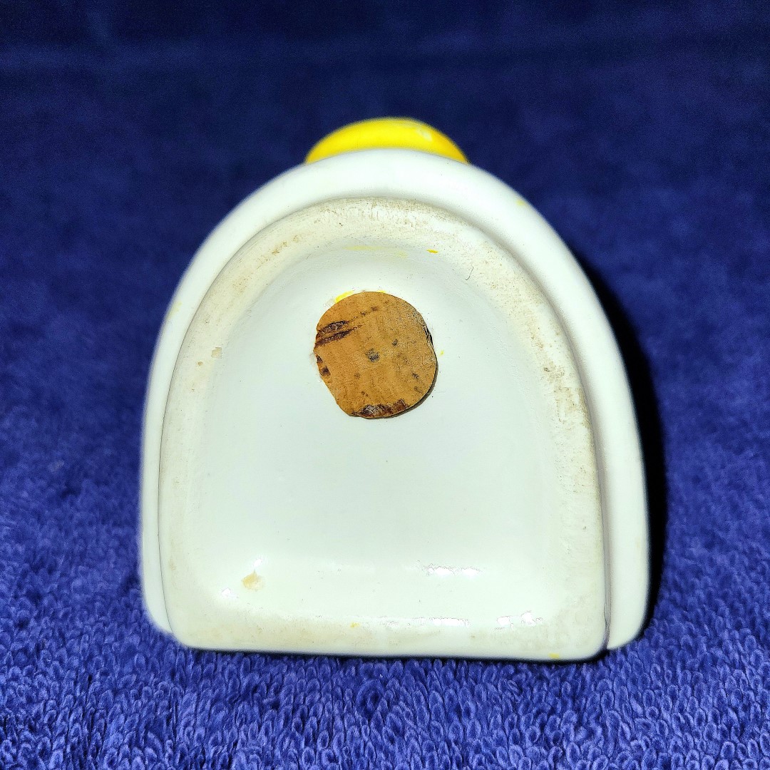 Underside of the saccharin compartment showing its cork