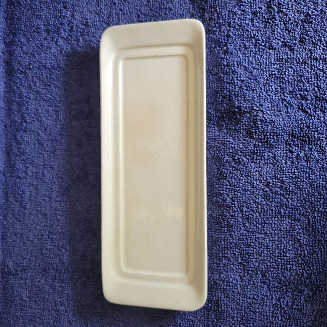 Underplate for the Coq Rouge rooster-head butter dish.