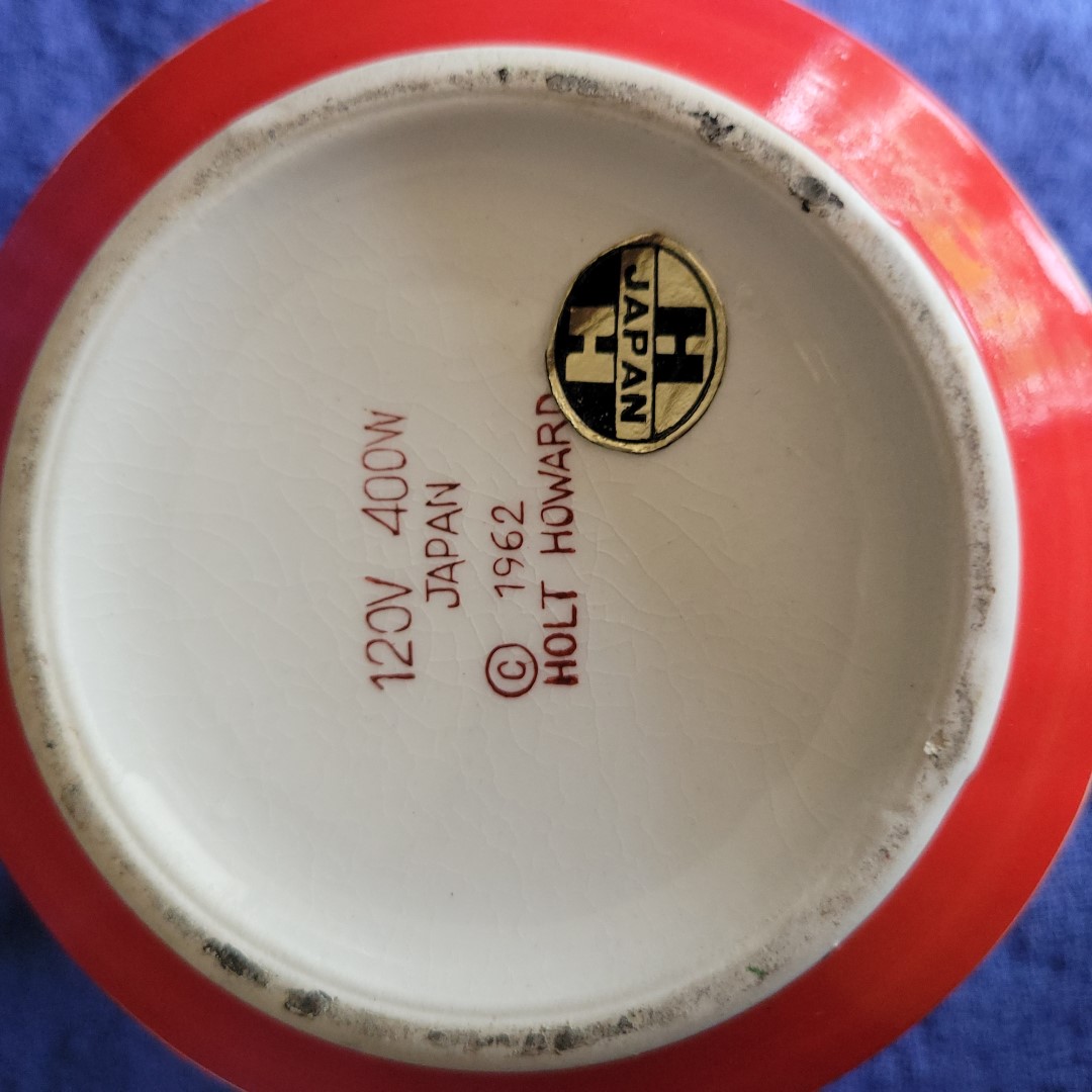1962 Holt Howard mark and 120 volt 400 watt electrical rating on Coq Rouge hot pot.