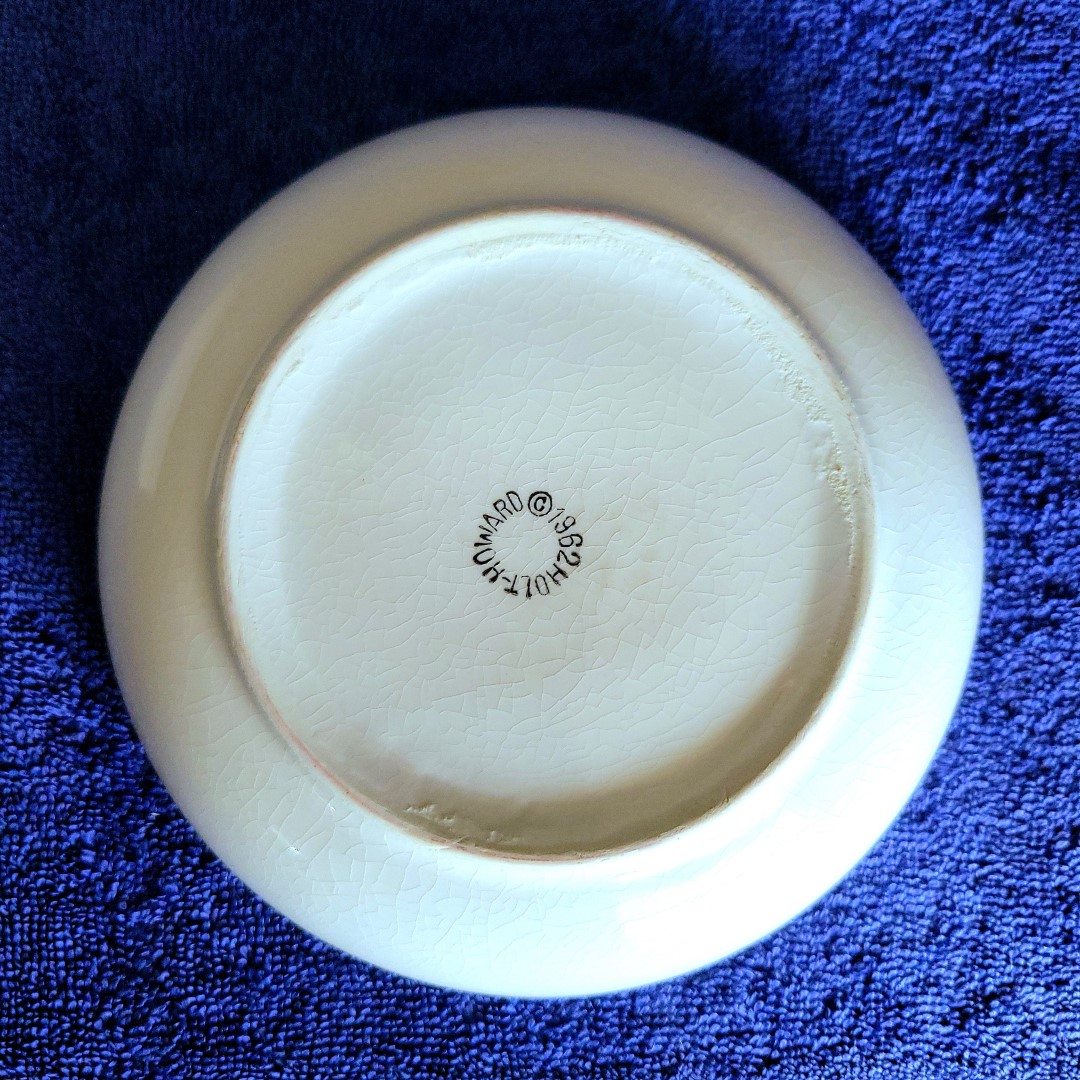Underside of Holt Howard Coq Rouge red-interior bowl with 1962 backstamp.