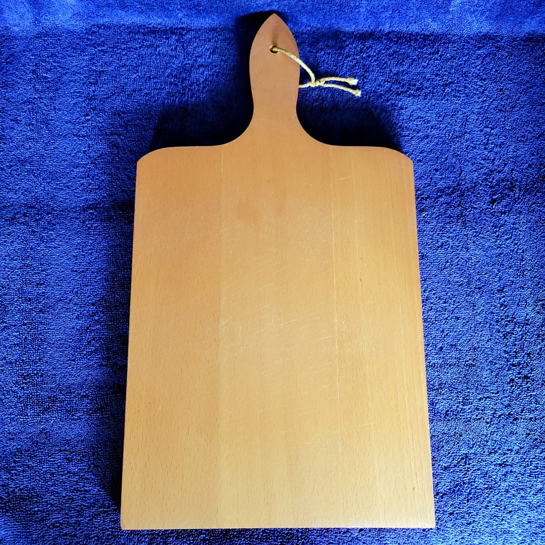 Plain reverse side of Holt Howard Coq Rouge cutting board or breadboard.