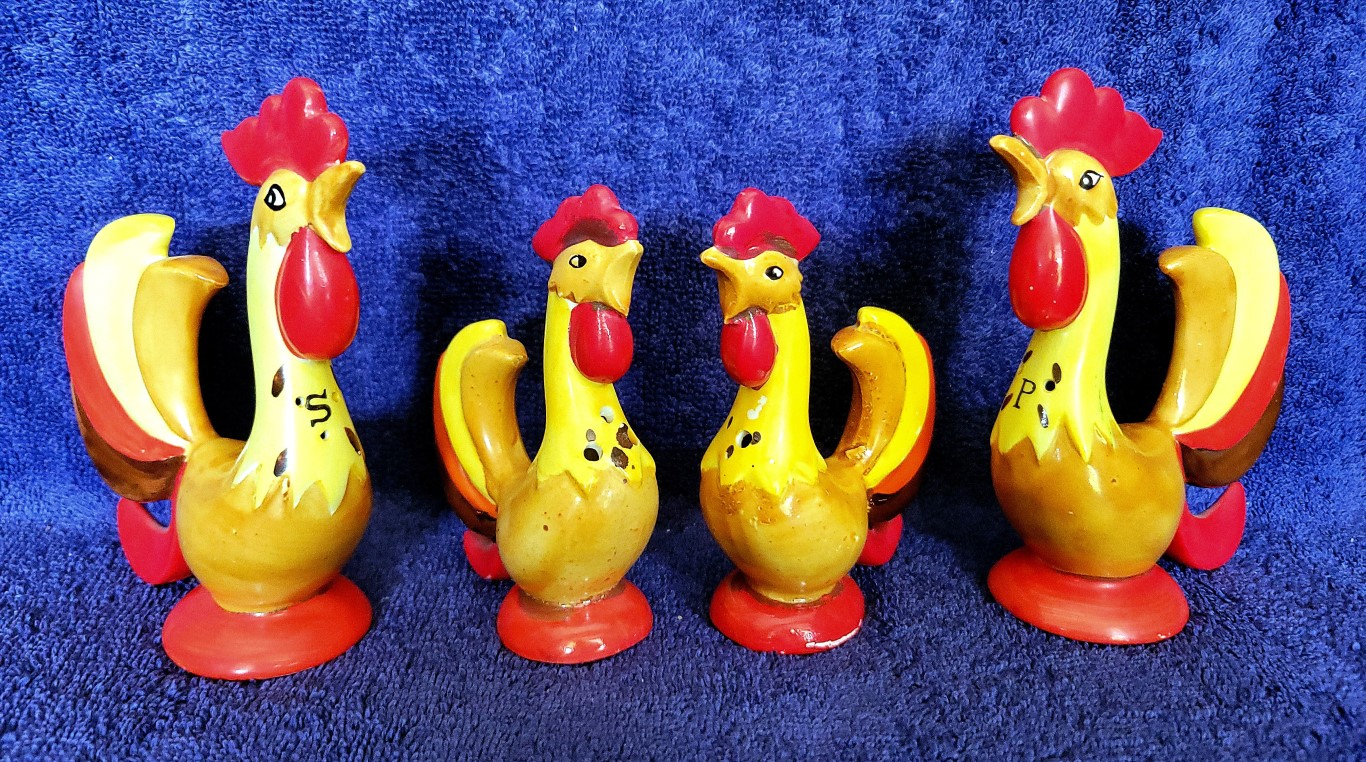 Walter Dworkin comparison photograph showing the large and small Coq Rouge rooster salt and pepper shakers together.