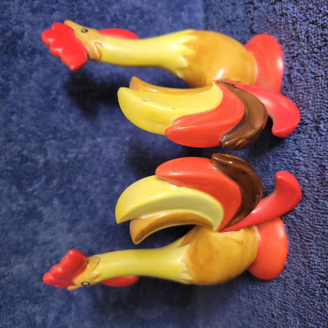 Rear view of the larger Coq Rouge rooster salt and pepper shaker set.