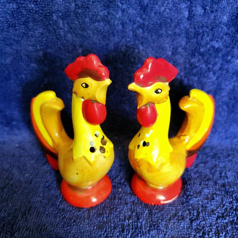 Front view of the smaller Coq Rouge rooster salt and pepper shaker set from a listing photograph.