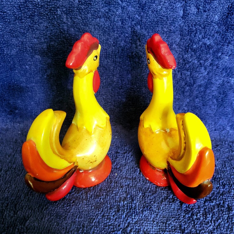 Alternate view of the smaller Coq Rouge rooster salt and pepper shaker set from a listing photograph.