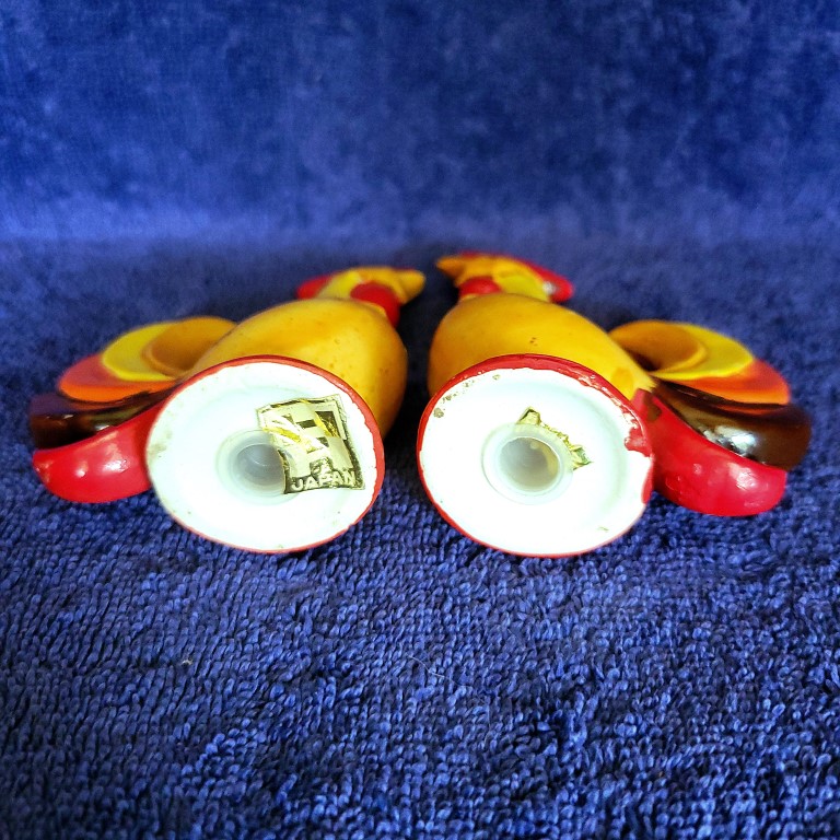 Bottom view of the smaller Coq Rouge rooster salt and pepper shaker set from a listing photograph.