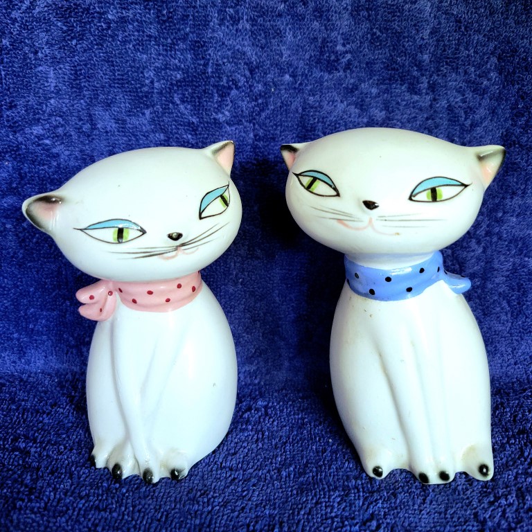Front view of Holt-Howard Cozy Kittens Siamese Cat salt and pepper shakers.