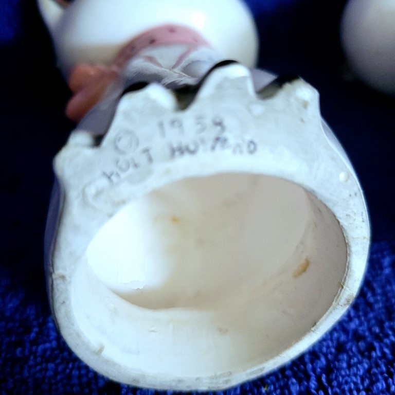 Detail of Holt-Howard base mark on Cozy Kittens Siamese Cat shaker.