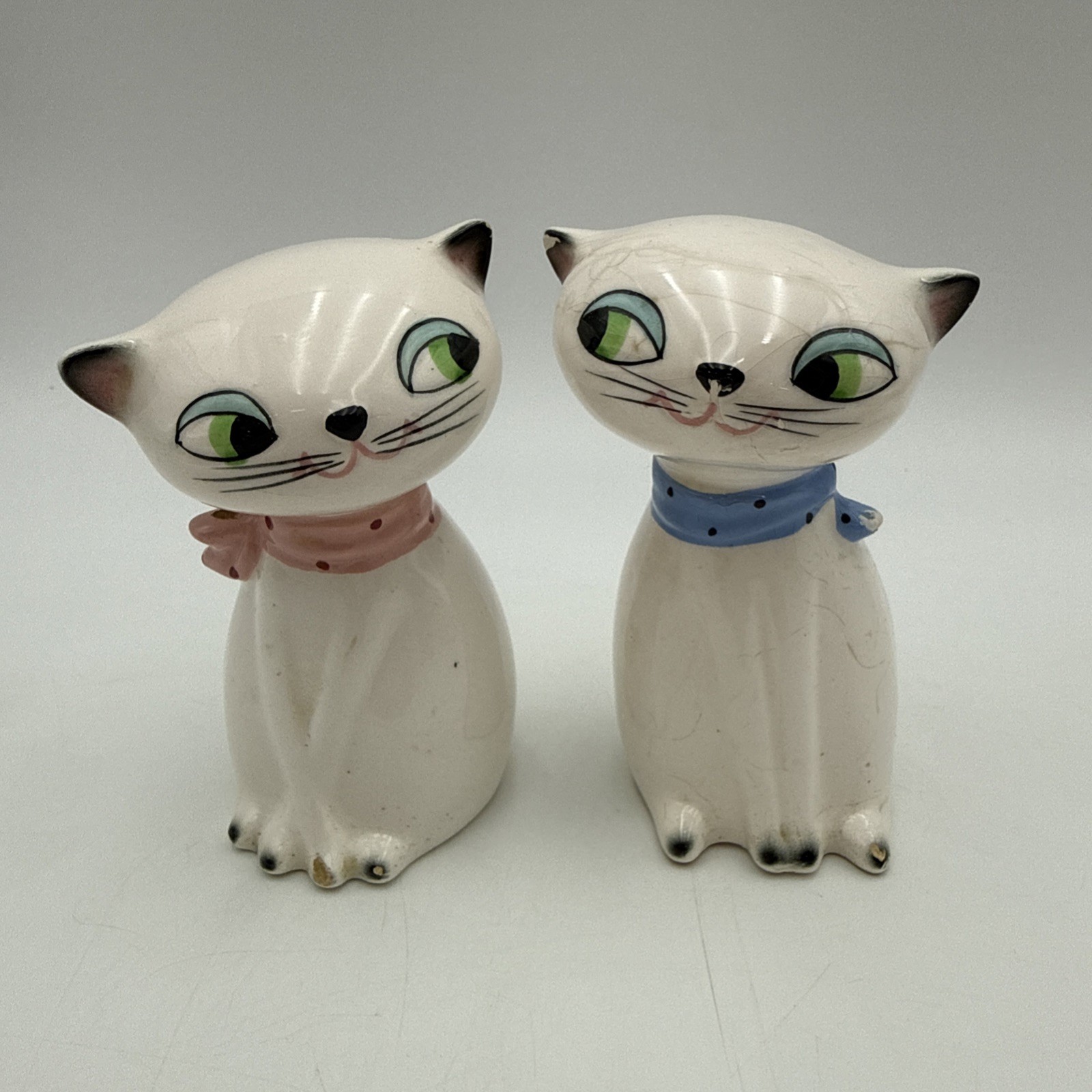 Front view of Holt-Howard Cozy Kittens large-eyed salt and pepper shakers.
