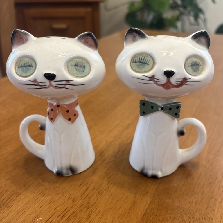 Front view of Holt-Howard Cozy Kittens Winky-Blinky Meow salt and pepper shakers.