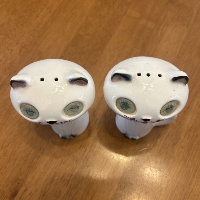 Top view of Winky-Blinky Meow salt and pepper shakers showing pouring holes.