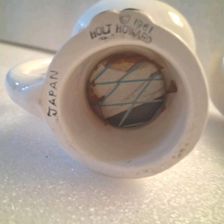 Close view of a 1961 Holt-Howard Japan mark on a Winky-Blinky Meow salt and pepper shaker.