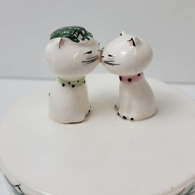 Close view of kissing kittens on Cozy Kittens Cottage Cheese Crock lid.