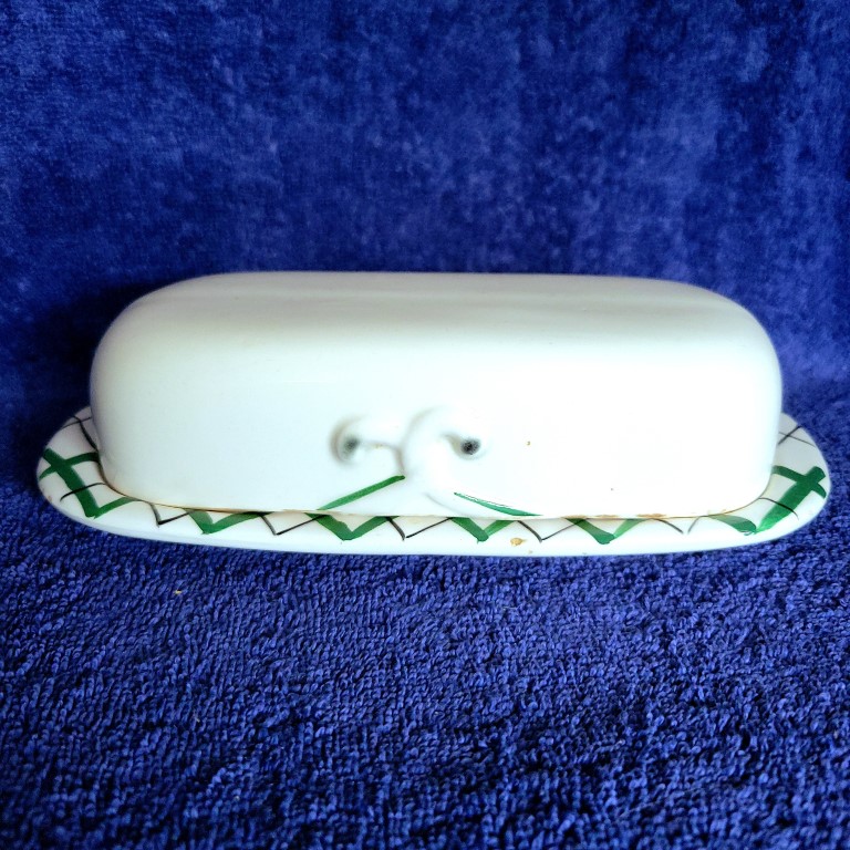 Rear view of Holt-Howard Cozy Kittens butter dish showing intertwined tails.