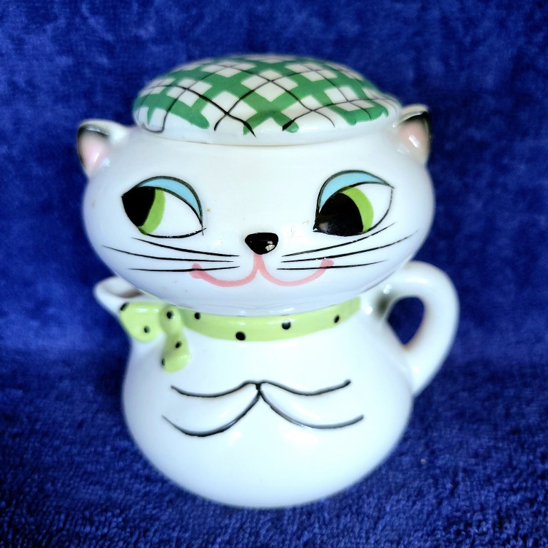 Front view of Holt-Howard Cozy Kittens stackable sugar and creamer.