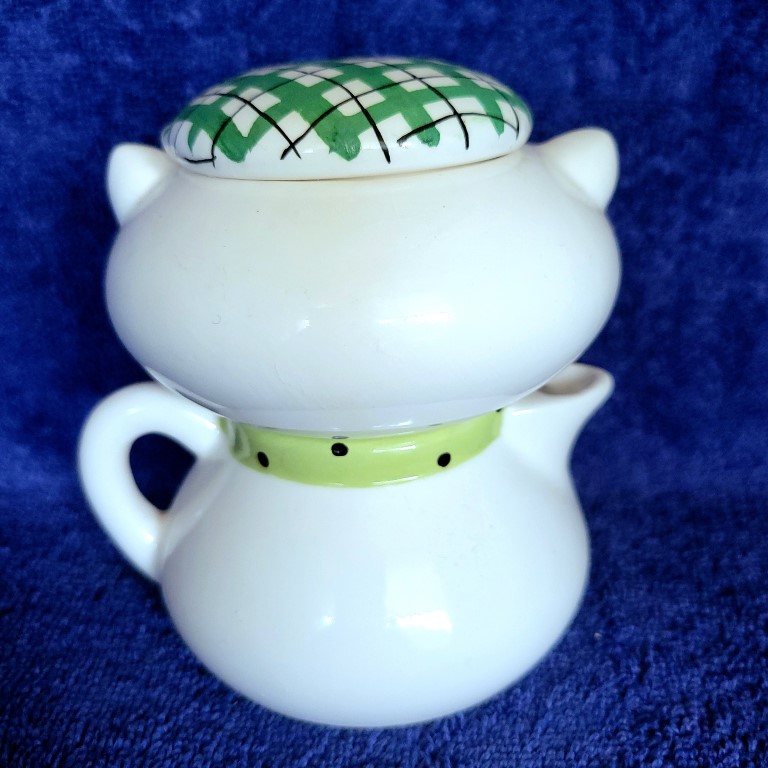 Rear view of Holt-Howard Cozy Kittens stackable sugar and creamer.