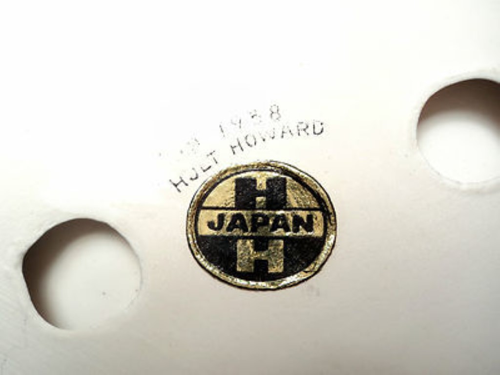 Underside detail of Cozy Kittens ashtray with match holder showing 1958 Holt-Howard mark and Japan foil label.
