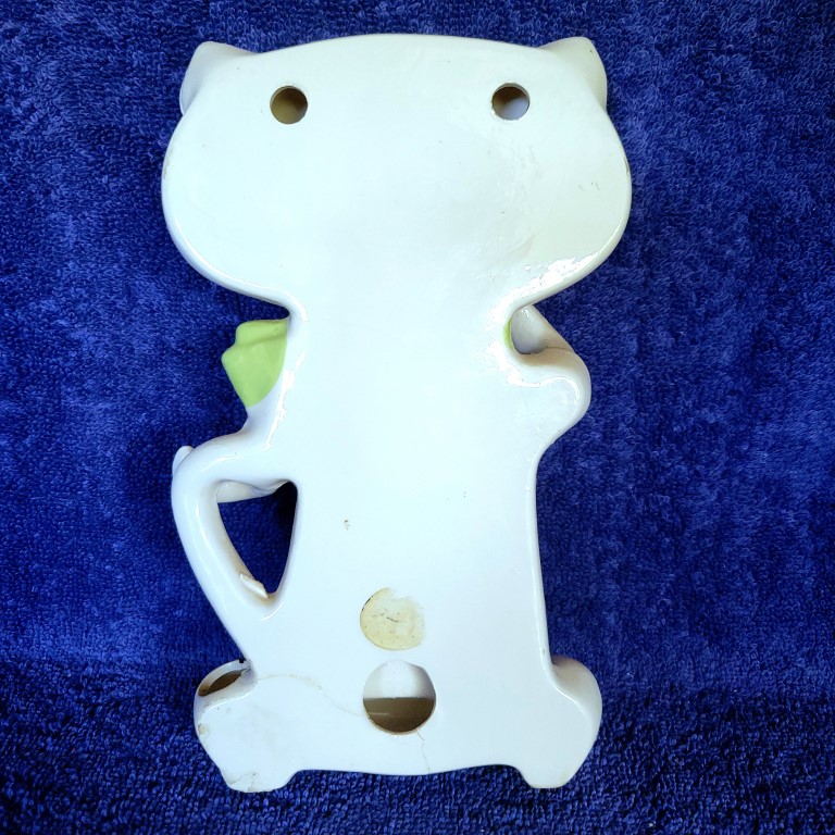 Rear view of Cozy Kittens Memo Minder showing wall-mount holes.