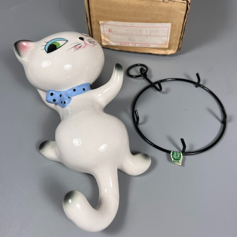 Holt-Howard Cozy Kittens Wall Caddy with circular metal key-ring hanger.