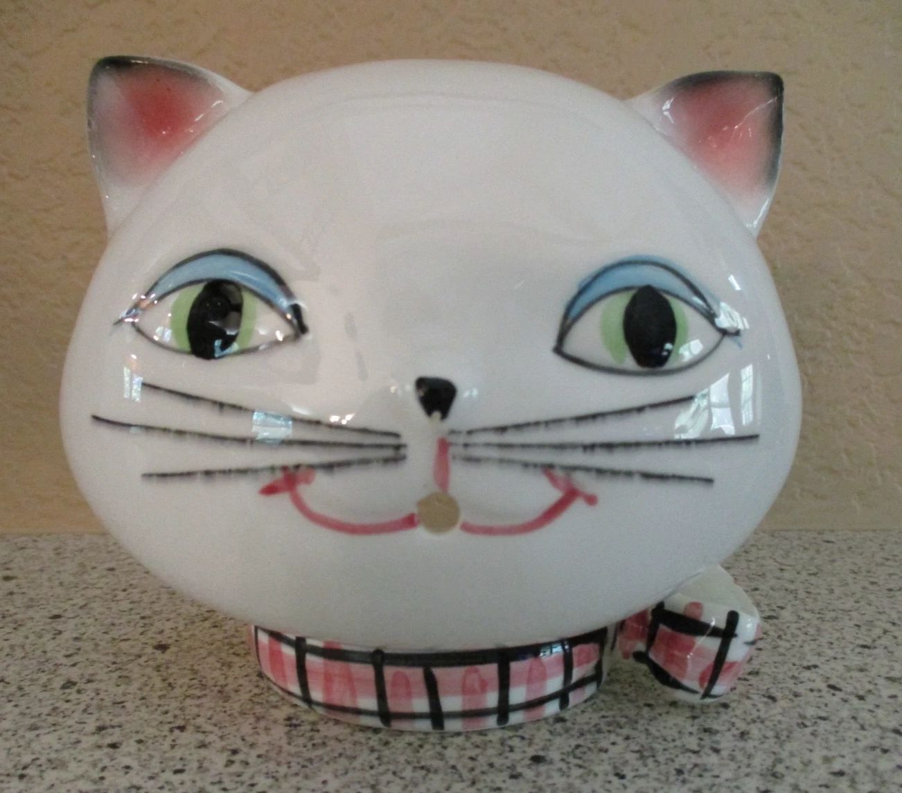 Front view of forward-looking Cozy Kittens string holder.