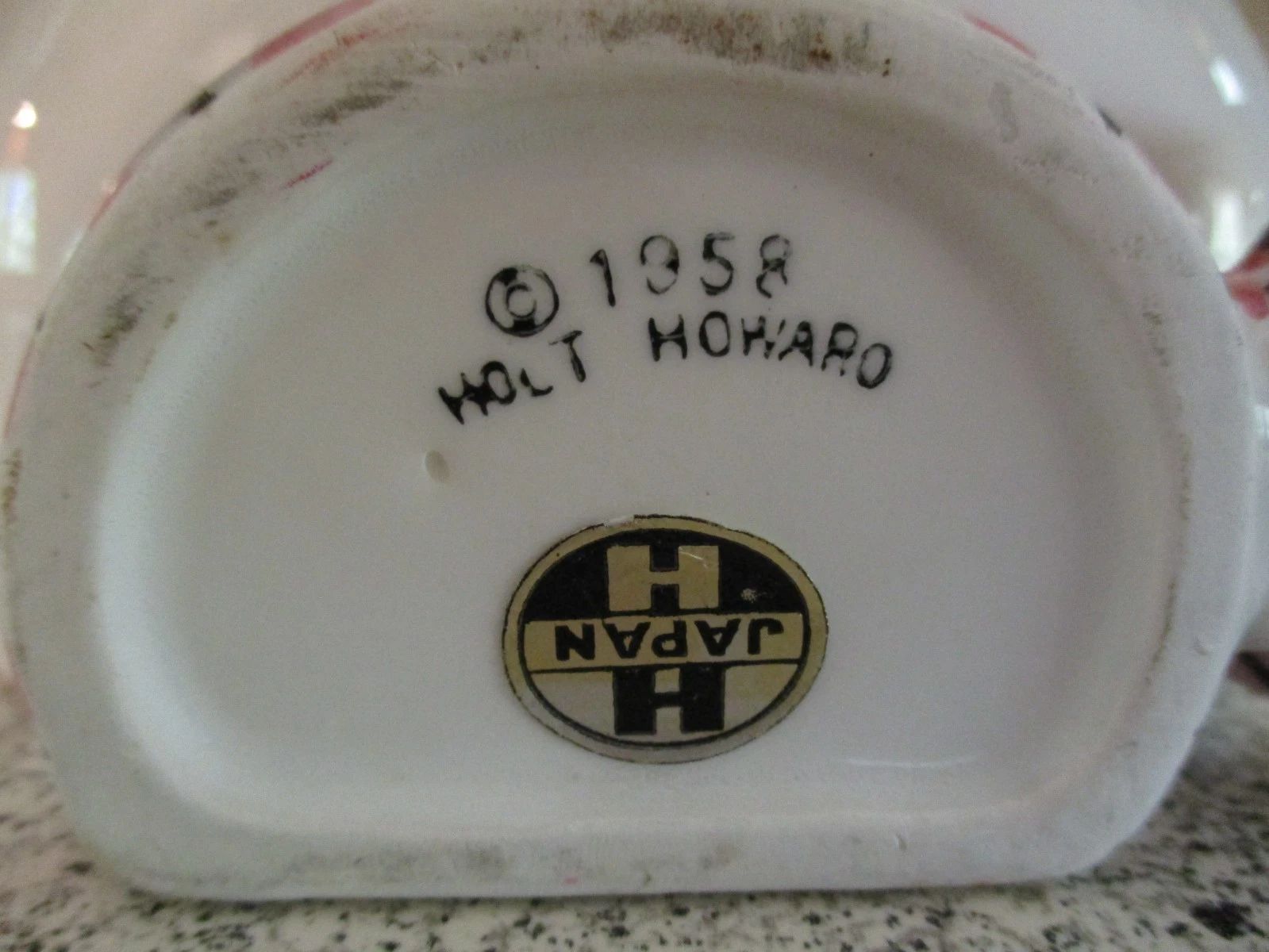Underside of forward-looking Cozy Kittens string holder marked 1958 Holt-Howard.