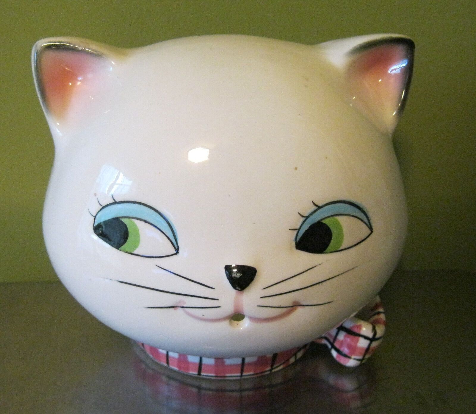 Front view of sideways-looking Cozy Kittens string holder.