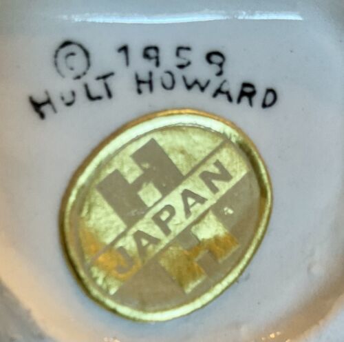 Close view of 1959 Holt-Howard mark and Japan foil label on Cozy Kittens bud vase.