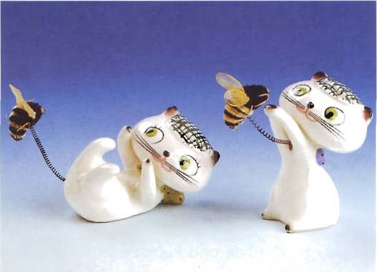 Holt-Howard Cozy Kittens Bee Bothered pair with fabric bees attached by springs.