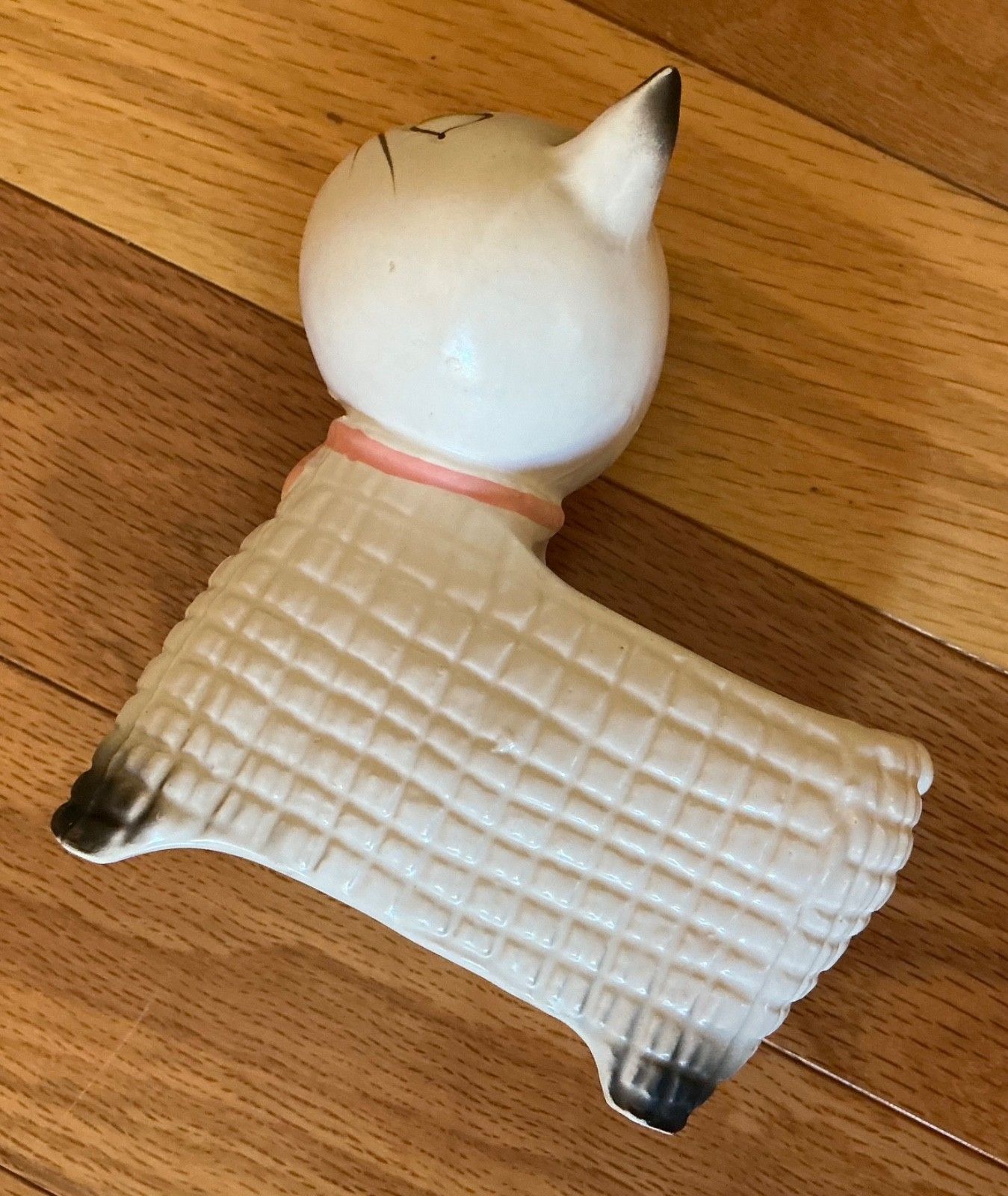 Side profile of Cozy Kitten planter.