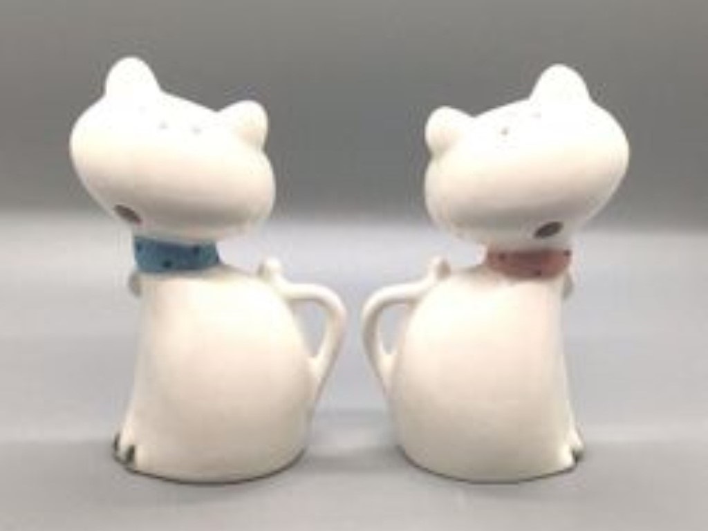 Rear view of Cozy Kittens salt and pepper shakers with tail handles.