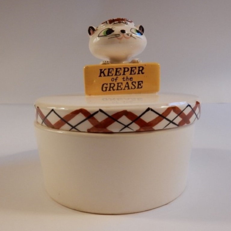 Holt-Howard Cozy Kittens Keeper of the Grease crock, front view.