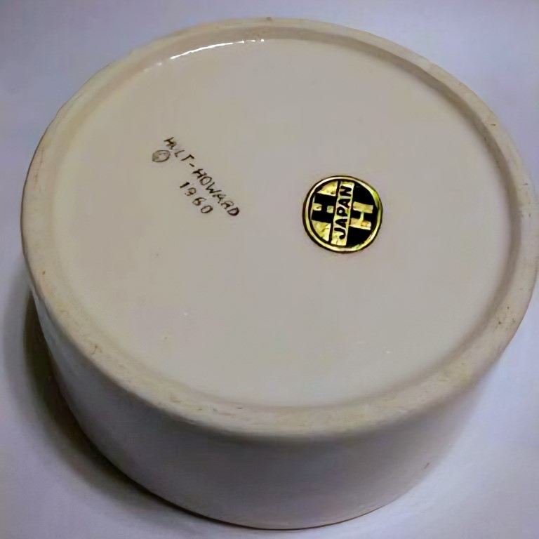 Underside of Cozy Kittens Keeper of the Grease crock marked 1960 Holt-Howard.