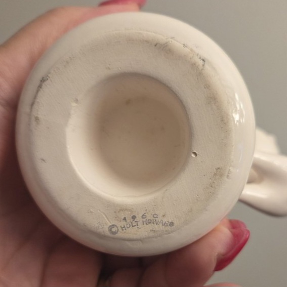 Underside of Cozy Kittens creamer marked 1960 Holt-Howard.