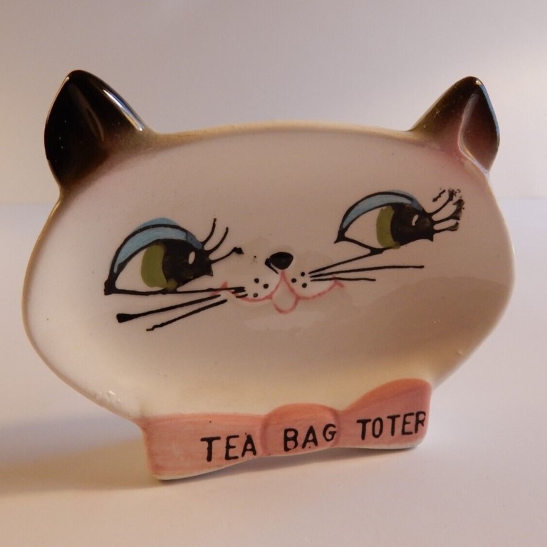 Front view of a Holt-Howard Cozy Kittens Tea Bag Toter.