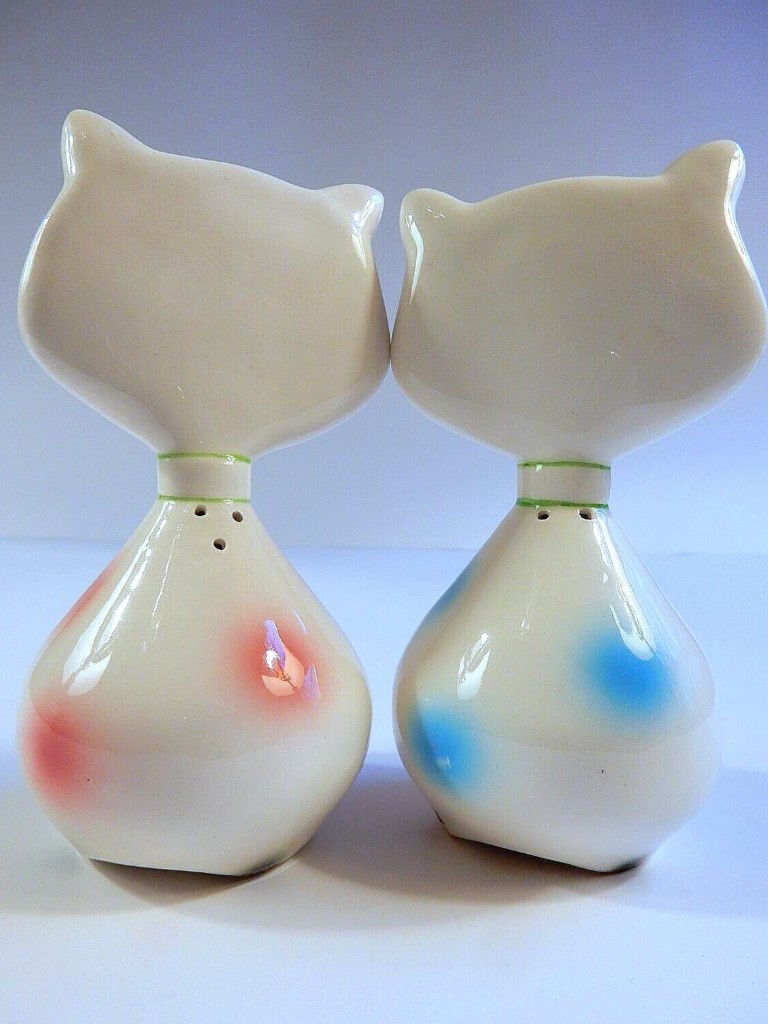 Rear view of later Cozy Kittens salt and pepper shakers showing pouring holes.