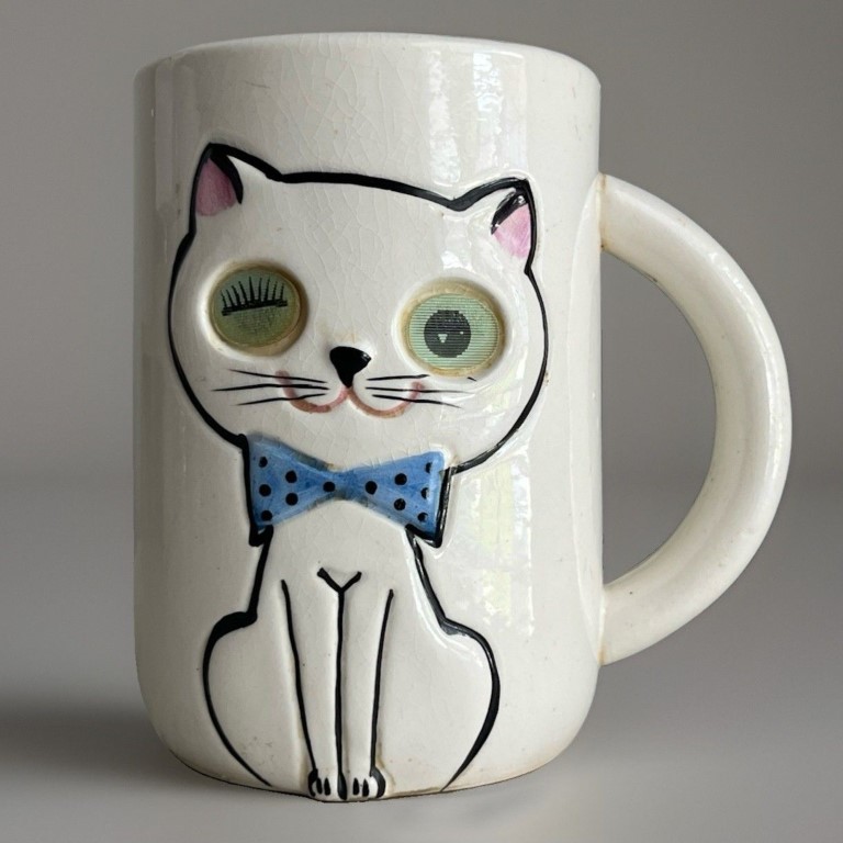 Holt-Howard Cozy Kittens Winky-Blinky Meow Mug, front view.