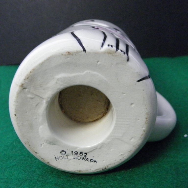 Underside of Cozy Kittens Winky-Blinky Meow Mug with 1962 Holt-Howard backstamp.