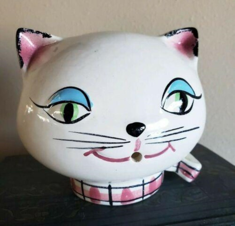 British Cozy Kittens String Holder