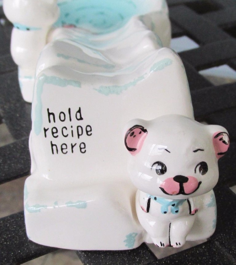 Close view of the hold recipe here end of Kitchen Cubs Spoon Rest.