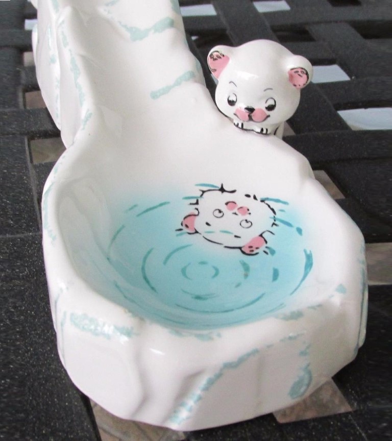 Close view of the pool on Kitchen Cubs Spoon Rest.