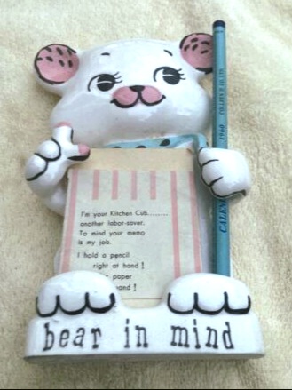 Kitchen Cubs Bear in Mind memo holder, front view.
