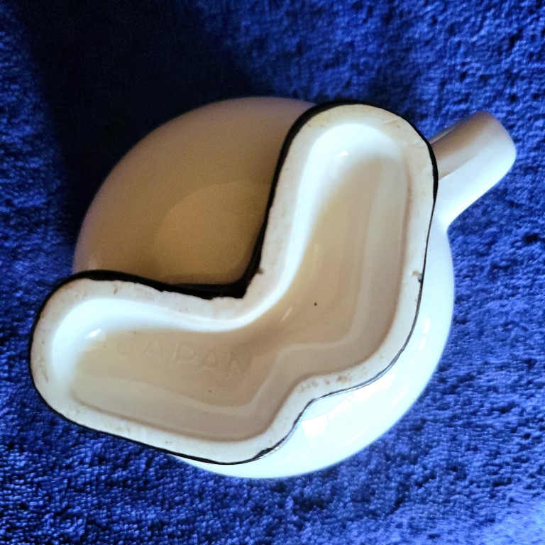 Unmarked underside of Holt Howard Bigfoot Santa mug.