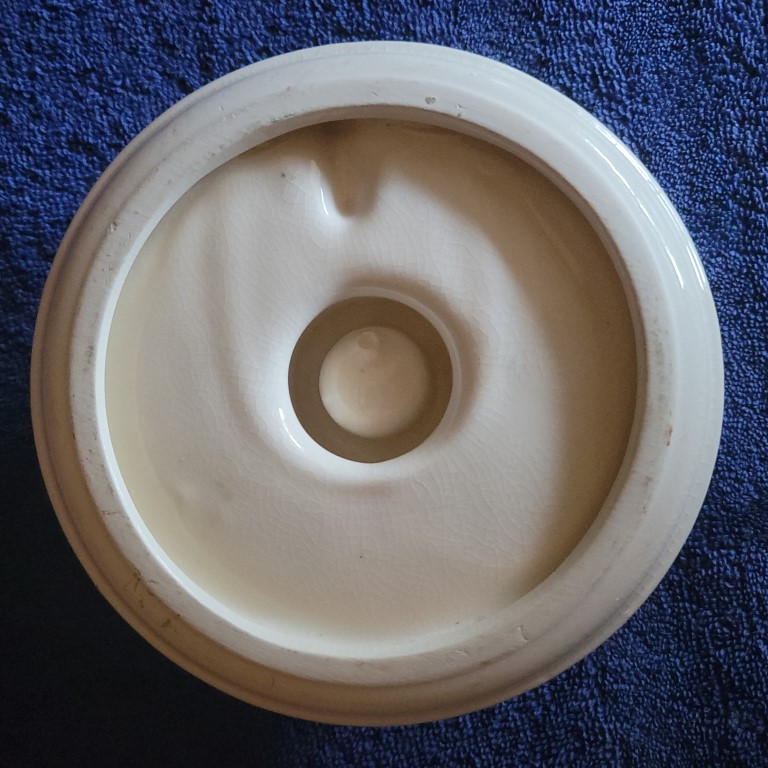Unmarked underside of Holt Howard Cloud Santa candle plate.